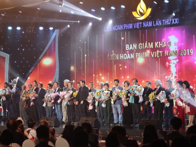  Ban tổ chức tặng hoa các giám khảo trong Liên hoan Phim Việt Nam lần thứ XXI. Ảnh minh họa - Nguồn: Ngọc Sơn - TTXVN