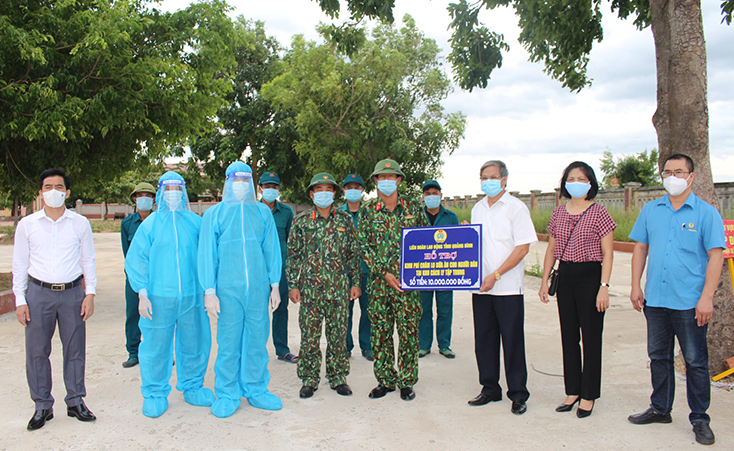 Lãnh đạo LĐLĐ tỉnh trao tiền hỗ trợ cho khu cách ly tại Trường Dân tộc nội trú huyện Quảng Ninh.