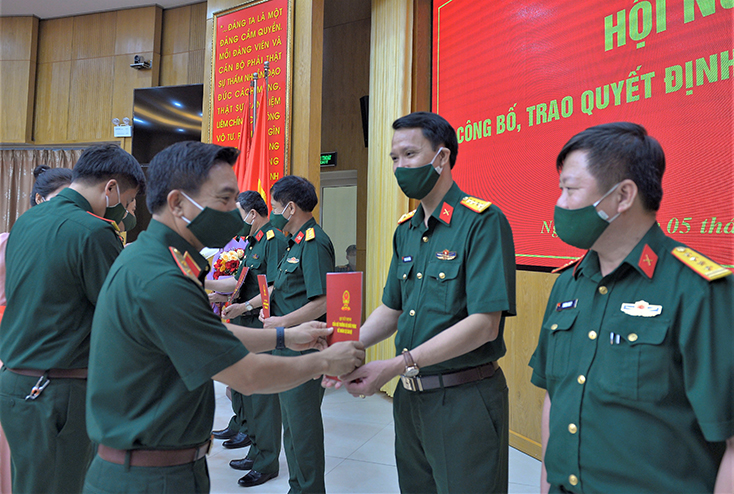 Thủ trưởng Bộ Tư lệnh Quân khu 4 trao Quyết định của Bộ Trưởng Bộ Quốc phòng về việc bổ nhiệm có thời hạn đối với đồng chí Đại tá Đinh Xuân Hướng, và Đại tá Trương Như Ý.