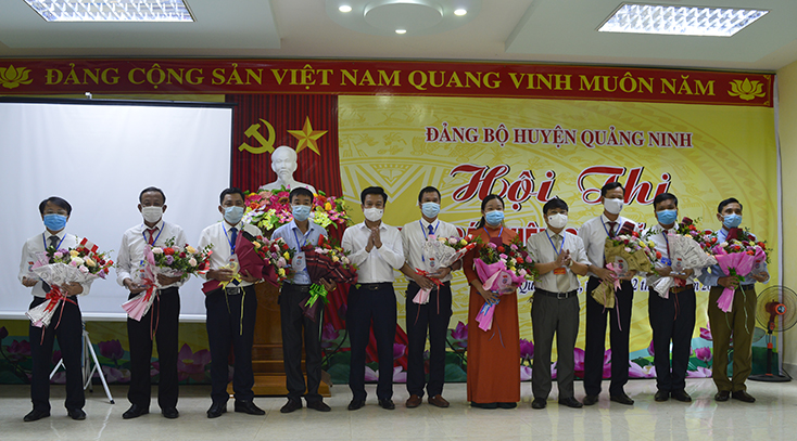 Ban tổ chức tặng hoa cho các báo cáo viên tham gia hội thi.
