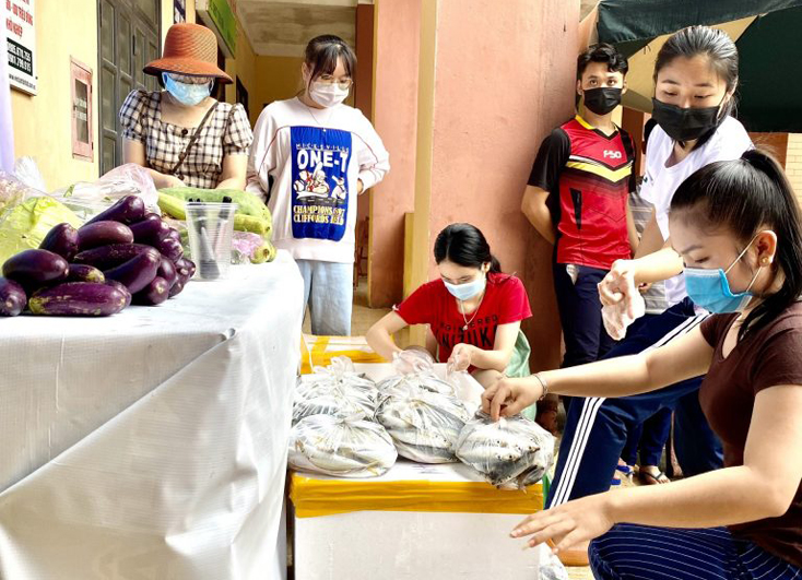 Ủy ban Mặt trận Tổ quốc Việt nam và Hội nông dân xã Nhân Trạch hỗ trợ nhu yếu phẩm cho Lưu học sinh Lào 