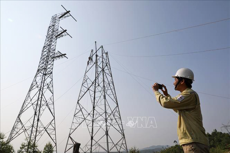 Công nhân Công ty Truyền tải Điện 2 giám sát thi công lắp, dựng cột trên địa bàn huyện Quảng Ninh, tỉnh Quảng Bình. Ảnh minh họa: Ngọc Hà/TTXVN