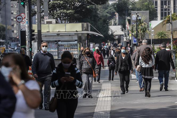 Người dân đeo khẩu trang phòng dịch COVID-19 tại Sao Paulo, Brazil ngày 2-8-2021. Ảnh: THX/TTXVN