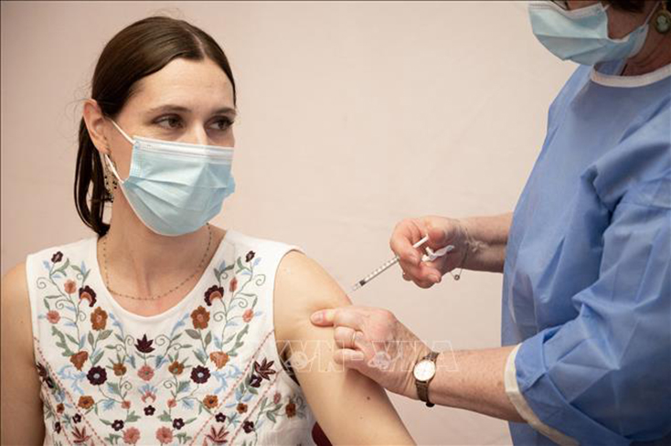 Tiêm vaccine COVID-19 cho người dân tại Paris, Pháp. Ảnh: AFP/TTXVN