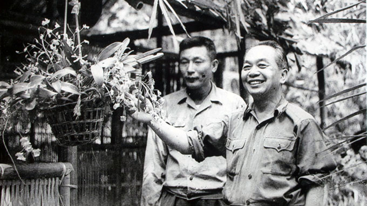Đại tướng Võ Nguyên Giáp với Trung tướng Đồng Sỹ Nguyên, Tư lệnh Đoàn 559 Bộ đội Trường Sơn trên đường Hồ Chí Minh.