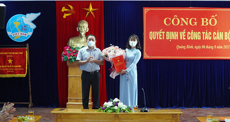 Đồng chí  Phó Bí thư Thường trực Tỉnh ủy Trần Hải Châu tặng hoa chúc mừng đồng chí Chủ tịch Hội LHPN tỉnh Diệp Thị Minh Quyết.