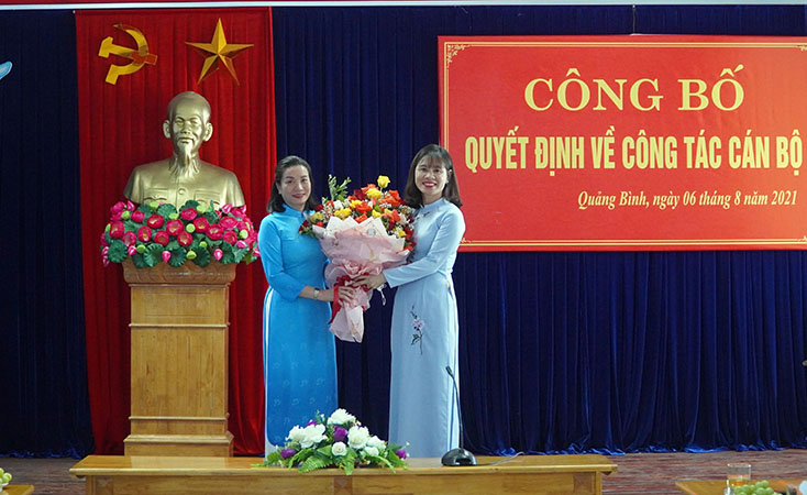 Đồng chí Nguyễn Minh Tâm, Tỉnh ủy viên, Phó trưởng đoàn chuyên trách Đoàn ĐBQH tỉnh tặng hoa chúc mừng đồng chí Chủ tịch Hội LHPN tỉnh Diệp Thị Minh Quyết.