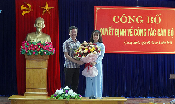 Đồng chí Nguyễn Đức Cường, Tỉnh ủy viên, Giám đốc Sở Y tế tặng hoa chúc mừng đồng chí Chủ tịch Hội LHPN tỉnh Diệp Thị Minh Quyết.