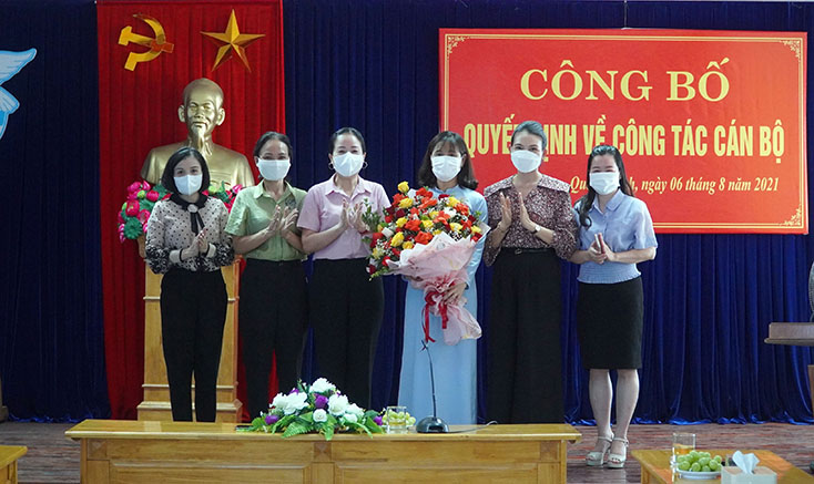 Các đồng chí trong Thường trực Hội LHPN tỉnh chúc mừng đồng chí Chủ tịch Hội LHPN tỉnh Diệp Thị Minh Quyết.