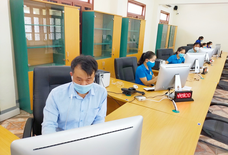 Giáo viên Lê Anh Vũ, Trường THPT chuyên Võ Nguyên Giáp cùng các đồng nghiệp tích cực tham gia tiếp nhận thông tin qua đường dân nóng 1800 8073.