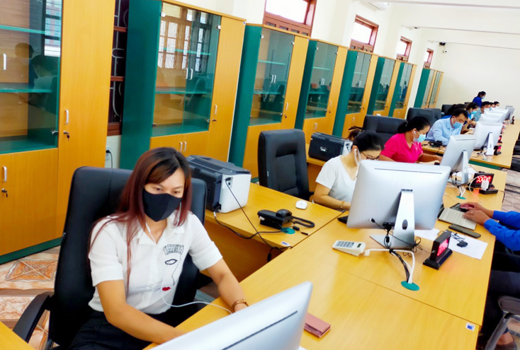 Các kíp trực đường dây nóng 1800 8073 tại Trung tâm Hành chính công tỉnh Quảng Bình.