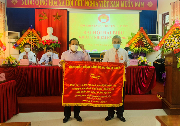 Đại diễn lãnh đạo huyện Lệ Thủy trao bức trướng của Ban Chấp hành Đảng bộ huyện cho Hội Khuyến học huyện Lệ Thủy