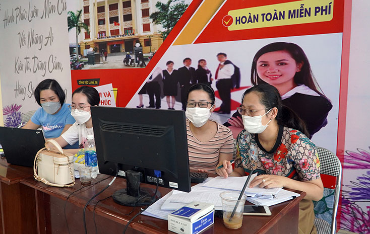 Cán bộ, nhân viên Trung tâm giới thiệu việc làm Sở Lao động - TB và XH xử lý hồ sơ.