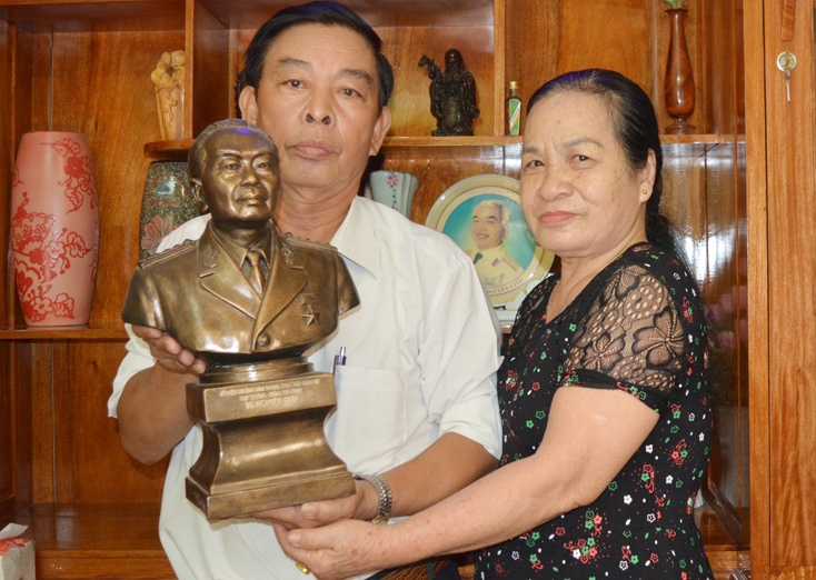 Vợ chồng CCB Nguyễn Duy Khoa trân trọng kỷ vật thiêng liêng được gia đình Đại tướng tặng. 