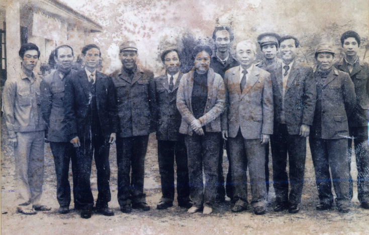 Bức ảnh lưu niệm với vợ chồng Đại tướng (chụp năm 1982) được CCB Nguyễn Duy Khoa cất giữ, treo cẩn thận trong phòng khách. (Trong ảnh: ông Khoa đứng ngoài cùng bên trái
