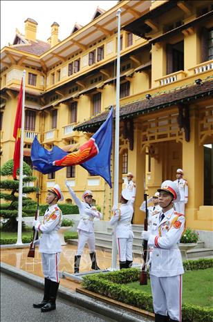 Lực lượng tiêu binh thực hiện nghi thức thượng cờ ASEAN. Ảnh tư liệu: Lâm Khánh/TTXVN