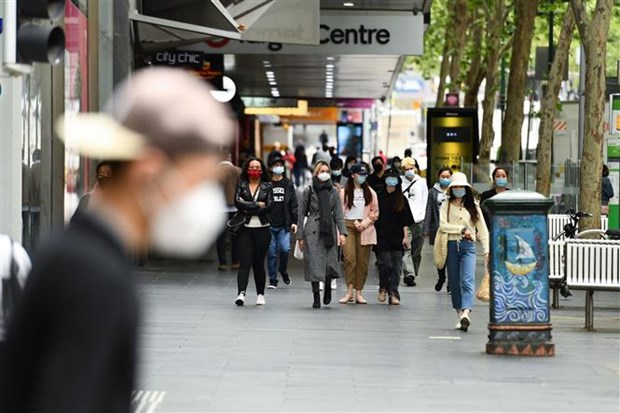 Người dân đeo khẩu trang phòng lây nhiễm COVID-19 tại Melbourne, Victoria (Australia), ngày 19-10-2020. (Ảnh: THX/TTXVN)