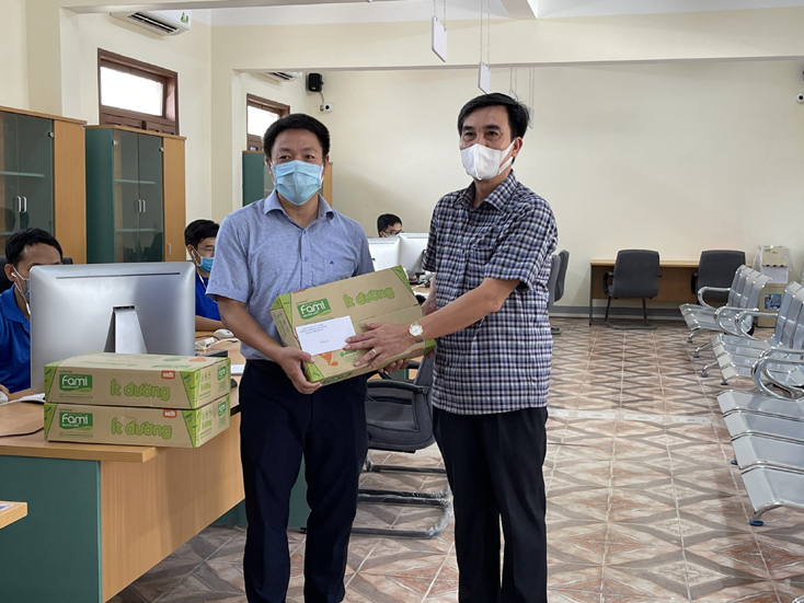 Đồng chí Nguyễn Văn Lam, TUV, Bí thư Đảng ủy Khối các cơ quan tỉnh thăm tặng quà các đội tình nguyện