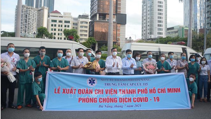 Đoàn y, bác sỹ, lái xe Trung tâm cấp cứu 115 thành phố Đà Nẵng lên đường chi viện TP Hồ Chí Minh phòng, chống dịch COVID-19. Ảnh: Văn Dũng/TTXVN