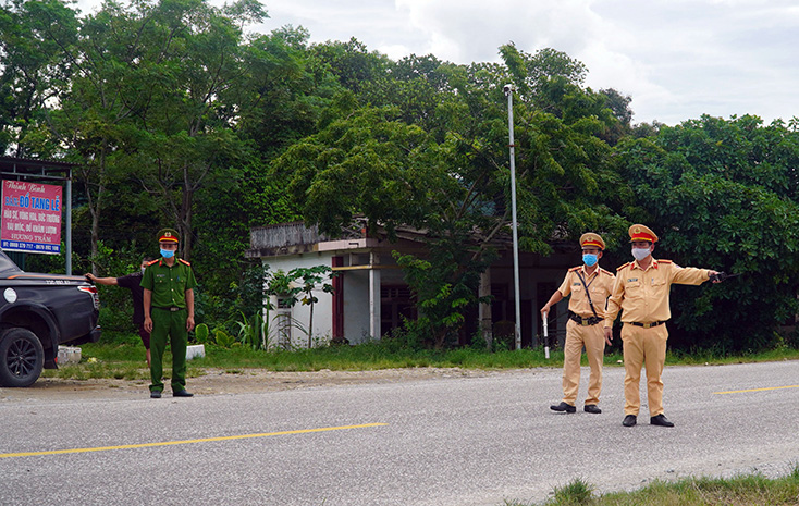 Lực lượng CSGT đón, dừng phương tiện tại chốt kiểm soát Covid-19 tại xã Hương Hóa (Tuyên Hóa).  