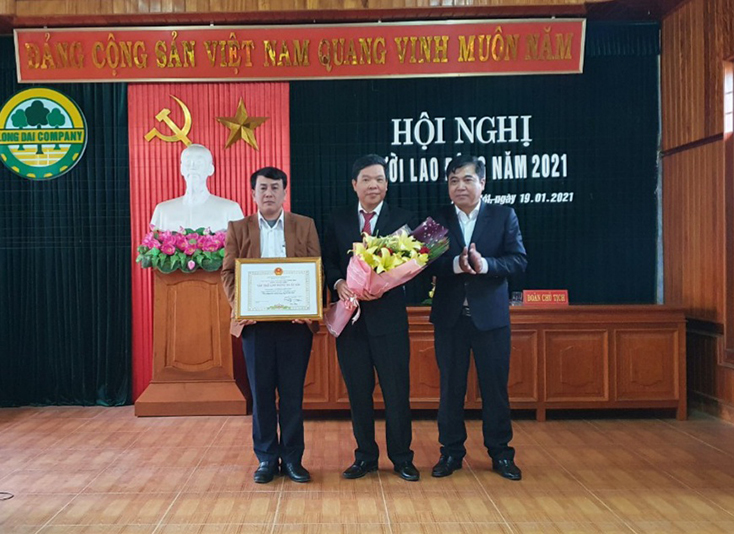 Chi nhánh Lâm trường Kiến Giang được UBND tỉnh tặng bằng khen về thành tích xuất sắc trong sản xuất, kinh doanh năm 2020.