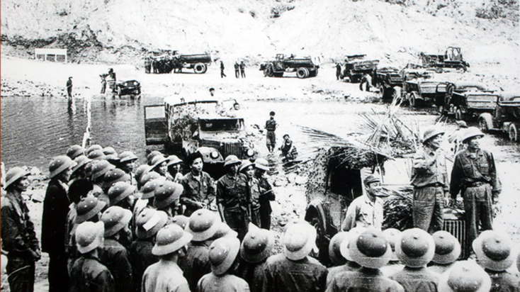 Đại tướng Võ Nguyên Giáp thăm “tọa độ lửa” đèo Phu La Nhích tháng 3-1973.