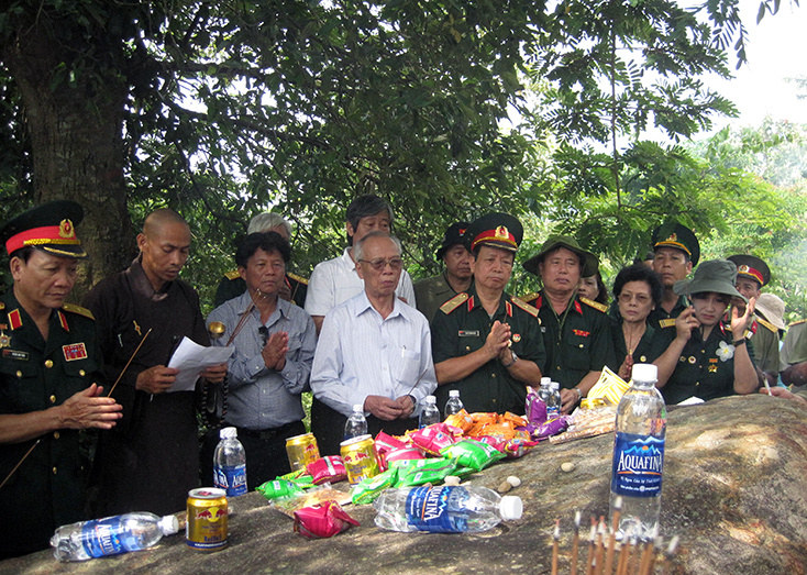 Thiếu tướng Phan Khắc Hy (người mặc áo trắng) cùng các CCB thăm lại chiến trường xưa thắp hương tưởng nhớ đồng đội, tháng 5-2012.