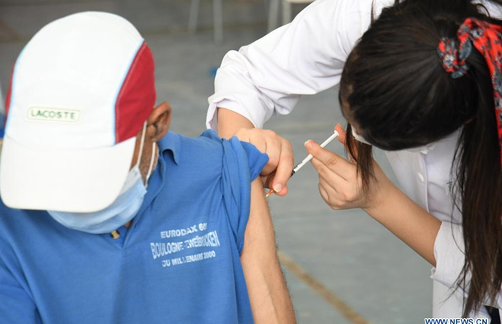 Nhân viên y tế tiêm vaccine COVID-19 cho người dân tại thủ đô Tunis của Tunisia , ngày 8-8-2021. (Ảnh: Xinhua)