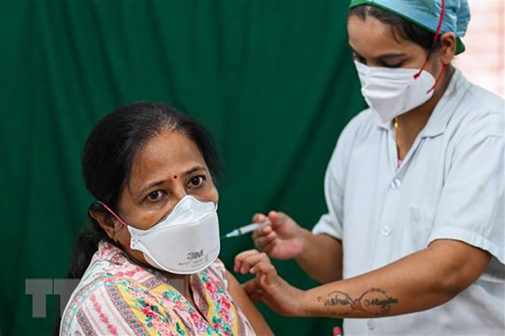 Tiêm vaccine AstraZeneca phòng COVID-19 cho người dân tại Mumbai, Ấn Độ. (Ảnh: AFP/TTXVN)