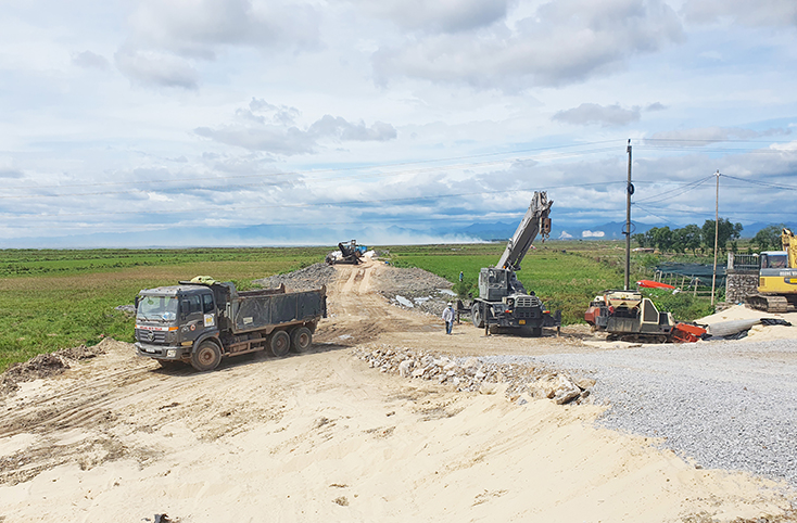 Dự án đường nối Quốc lộ 1 đến nhà lưu niệm Đại tướng Võ Nguyên Giáp (huyện Lệ Thủy) chưa giải ngân được do chậm tiến độ.