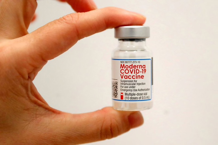 Một nhân viên y tế cầm lọ vaccine ngừa COVID-19 của hãng Moderna tại một điểm tiêm chủng ở Manhattan, thành phố New York, Mỹ. Ảnh: Reuters