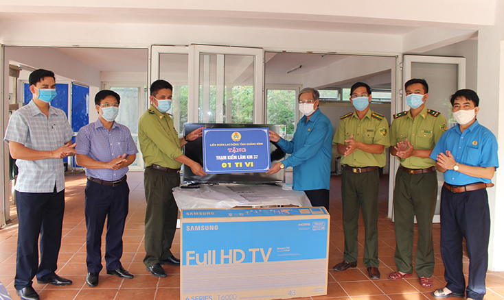  Lãnh đạo LĐLĐ tỉnh trao tặng ti vi cho Trạm Kiểm lâm Km37.