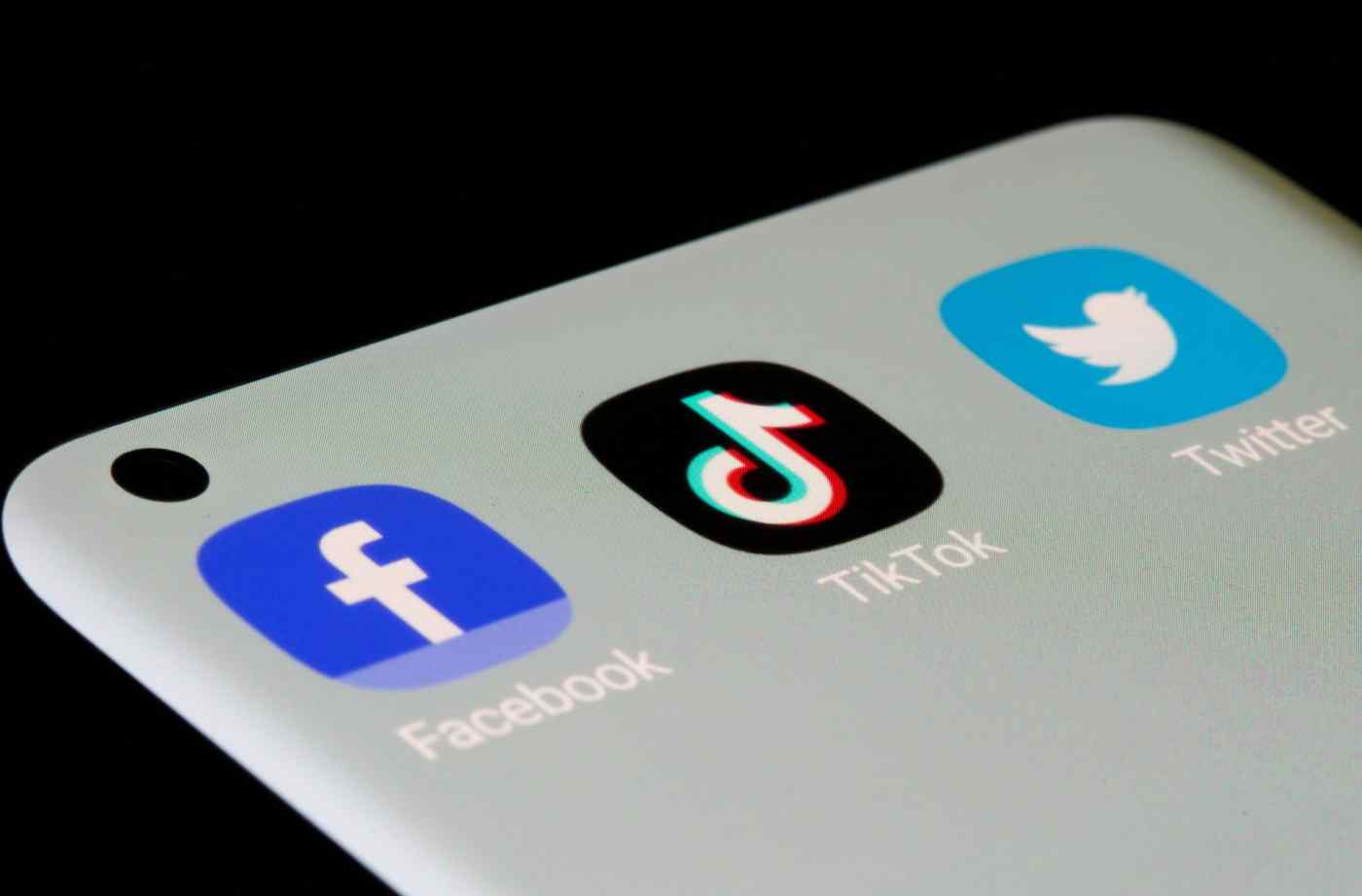  TikTok là ứng dụng truyền thông xã hội được tải xuống nhiều nhất vào năm 2020, xếp trước Facebook và ba ứng dụng khác cũng thuộc sở dụng công ty này. Ảnh: Reuters