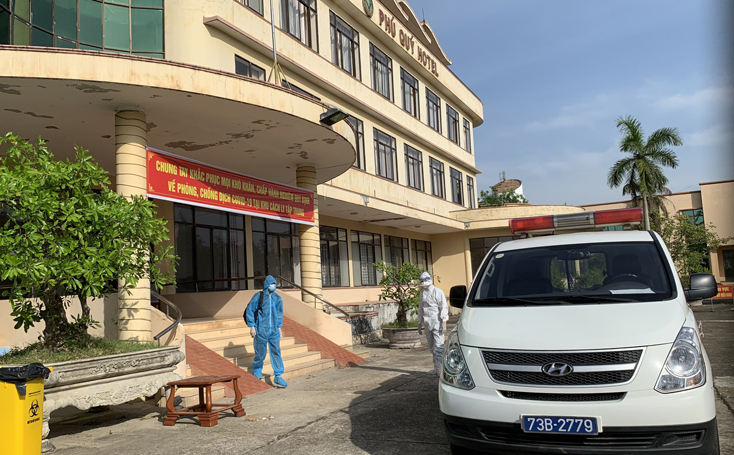 CDC Quảng Bình đón bệnh nhân tại khu cách ly tập trung khách sạn Phú Quý.
