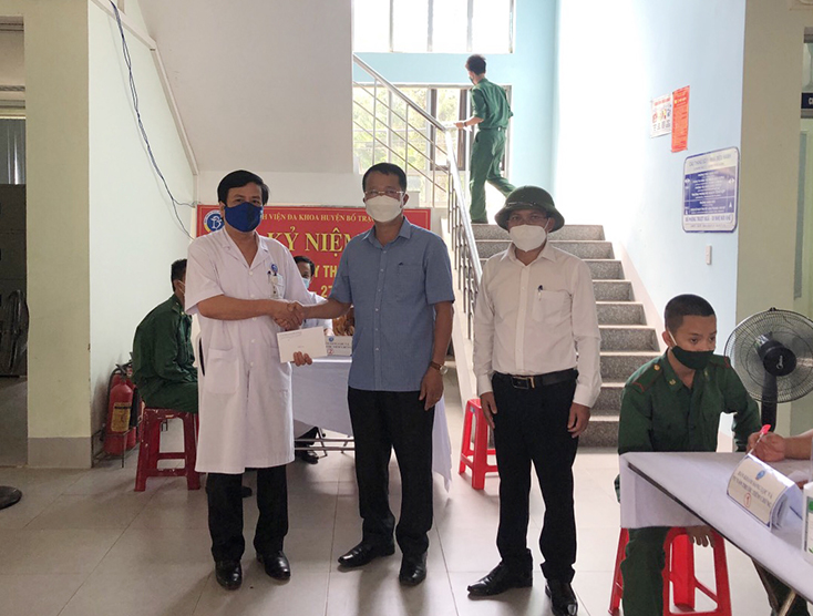 Lãnh đạo huyện Bố Trạch kiểm tra, tặng quà động viên đội ngũ cán bộ làm nhiệm vụ tại Bệnh viện đa khoa huyện.