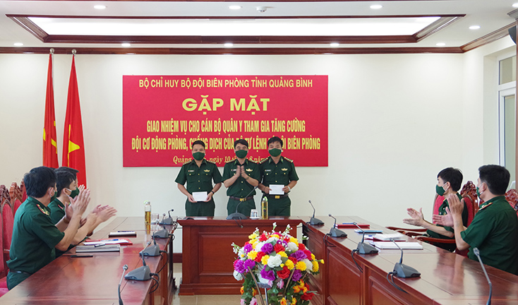 Đại tá Hồ Thanh Sơn, Phó Chỉ huy trưởng BĐBP Quảng Bình trao quà cho 2 đồng chí cán bộ quân y được tăng cường vào tâm dịch.