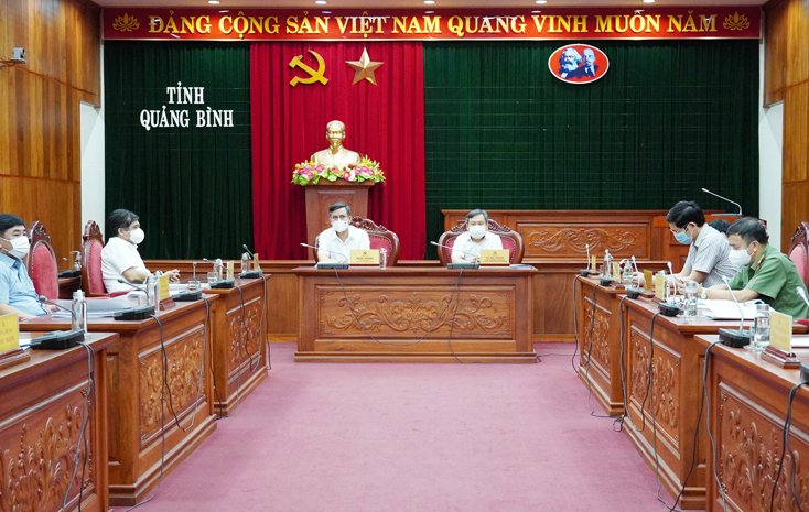 Đồng chí Bí thư Tỉnh ủy Vũ Đại Thắng và đồng chí Chủ tịch UBND tỉnh Trần Thắng tham dự phiên họp tại điểm cầu Quảng Bình.