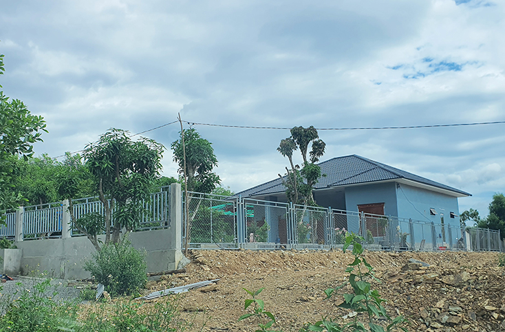 Vợ, chồng ông Nguyễn Văn Dũng và bà Võ Thị Cúc đã cho san gạt đất, xây dựng hàng rào kiên cố với diện tích bao quanh khoảng 800m2 đất nông nghiệp.  
