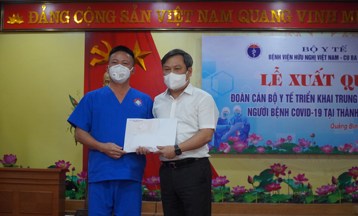 Đồng chí Bí thư Tỉnh ủy Vũ Đại Thắng tặng quà cho đoàn cán bộ y tế Bệnh viện Hữu nghị Việt Nam-Cuba Đồng Hới xuất quân chi viện TP.HCM chống dịch.