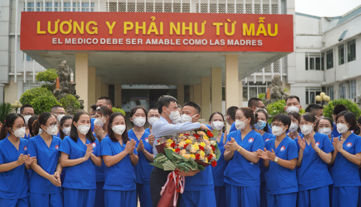 Giám đốc Sở Y tế, bác sỹ Nguyễn Đức Cường tặng hoa động viên đội ngũ y bác sỹ lên đường bình an, hoàn thành sứ mệnh của người thầy thuốc. 