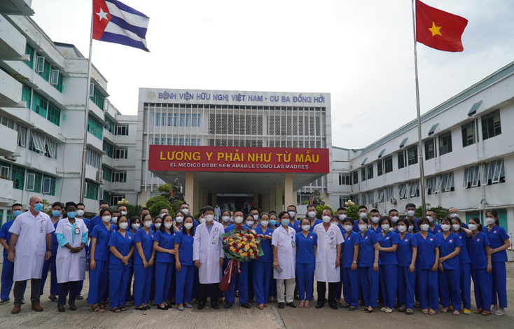 Lãnh đạo Bệnh viện Hữu nghị Việt Nam-Cuba Đồng Hới cùng các chuyên gia Cuba động viên đoàn công tác yên tâm lên đường, hậu phương luôn dõi theo và sẵn sàng hỗ trợ về mọi mặt.