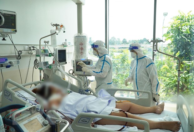 Các y, bác sỹ chăm sóc, điều trị cho bệnh nhân nặng tại Bệnh viện Hồi sức COVID-19 Thành phố Hồ Chí Minh. (Ảnh: TTXVN phát)