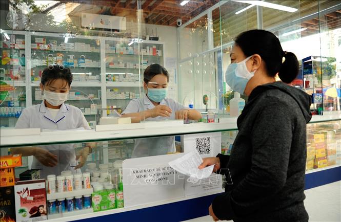  Một nhà thuốc mở cửa phục vụ người dân và thực hiện các biện pháp phòng, chống dịch COVID-19 cần thiết, tại quận Gò Vấp, TP Hồ Chí Minh. Ảnh: An Hiếu/TTXVN