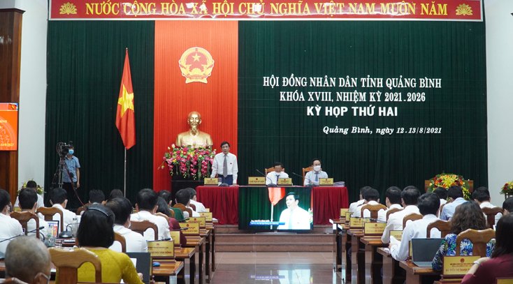 Đồng chí Phó Chủ tịch Thường trực HĐND tỉnh Nguyễn Công Huấn điều hành phiên thảo luận.