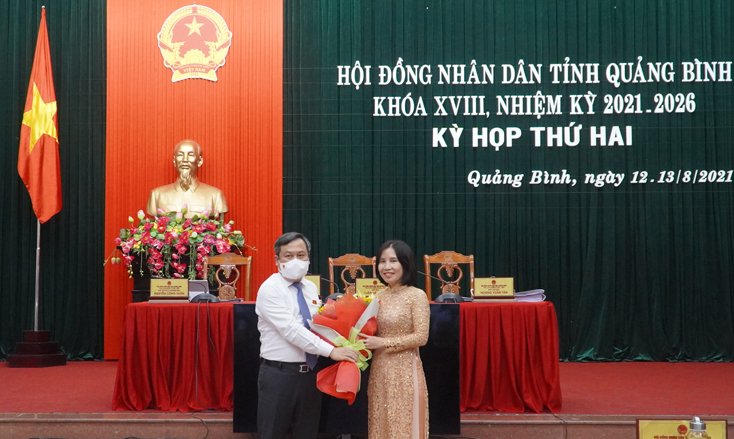 Đồng chí Bí thư Tỉnh ủy Vũ Đại Thắng tặng hoa chúc mừng đồng chí Nguyễn Hương Giang trúng cử chức danh Ủy viên UBND tỉnh nhiệm kỳ 2021-2026.