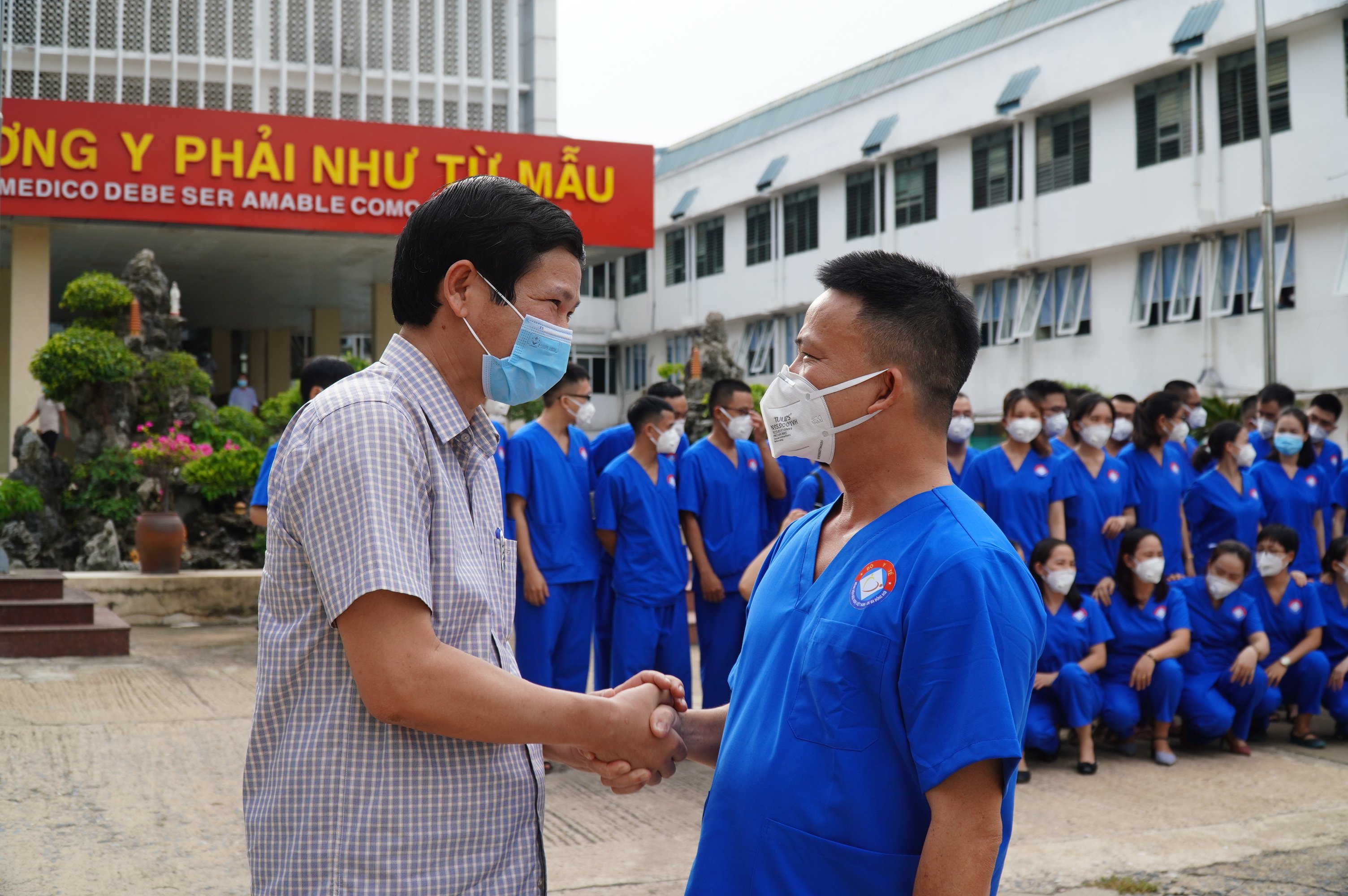 Đồng chí Hồ An Phong, Phó Chủ tịch UBND tỉnh chúc các y bác sỹ lên đường bình an, cùng nhân dân các tỉnh phía Nam sớm đẩy lùi dịch bệnh.