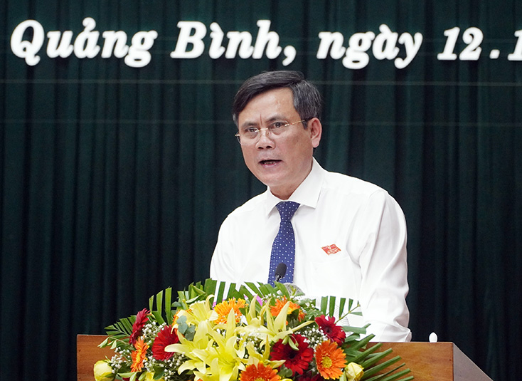 Đồng chí Trần Thắng, Phó Bí thư Tỉnh ủy, Chủ tịch UBND tỉnh phát biểu tiếp thu và giải trình sau phiên họp thảo luận, chất vấn và trả lời chất vấn.