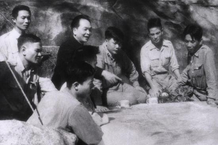 Đại tướng Võ Nguyên Giáp cùng các tướng lĩnh Quân đội ta hoạch định kế hoạch tấn công Điện Biên Phủ tháng 3-1954. (Ảnh TTXVN)