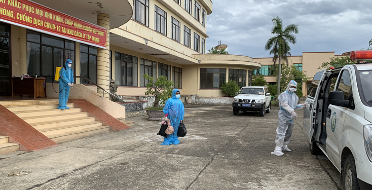 CDC Quảng Bình đón bệnh nhân tại khách sạn Phú Quý sáng 14-8...