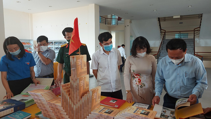 Đồng chí Trần Hải Châu thăm không gian triển lãm sách tại Thư viện tổng hợp tỉnh